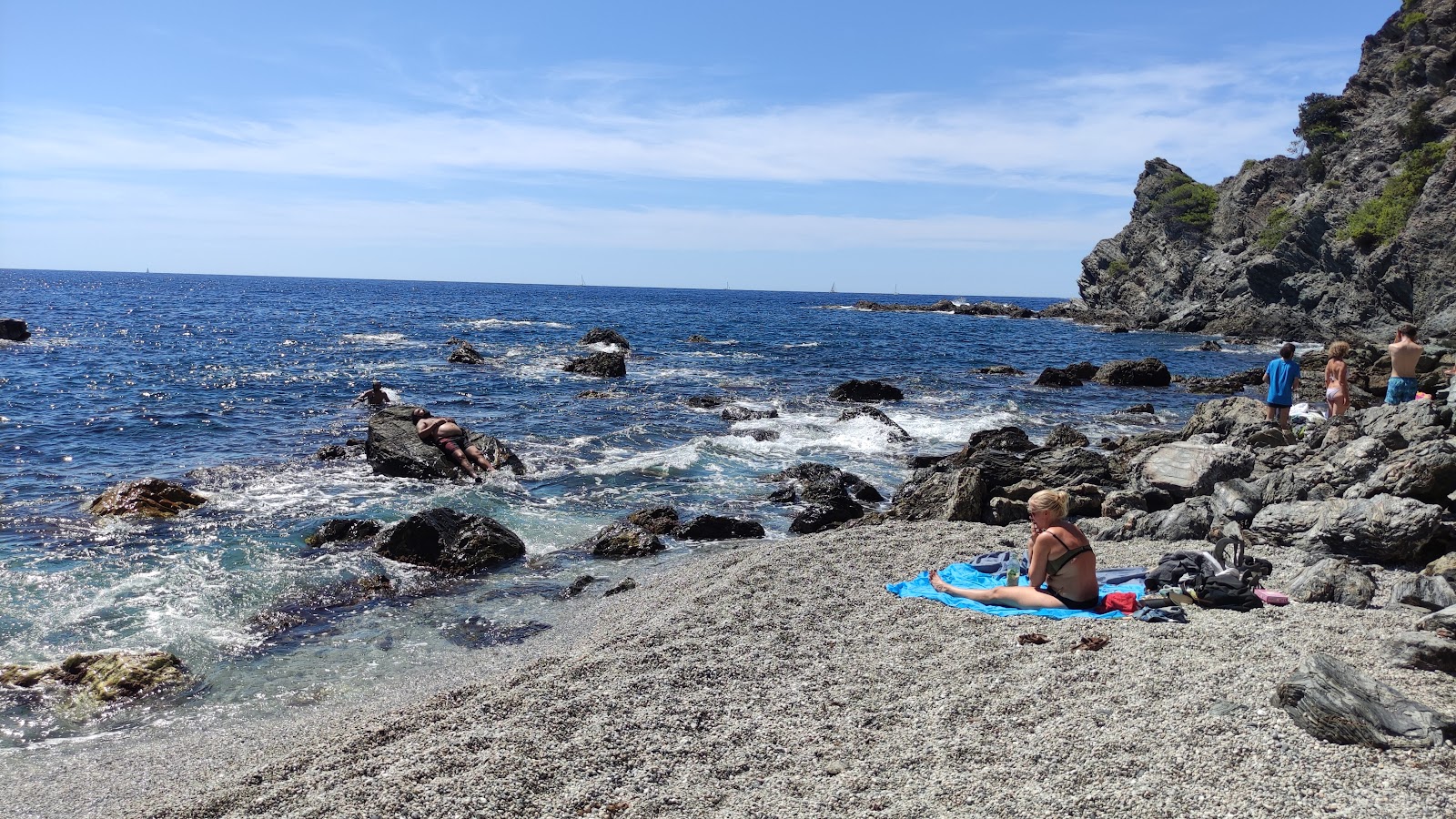 Foto di Plage du Mont Salva circondato da montagne