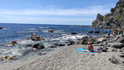 Foto di Plage du Mont Salva circondato da montagne