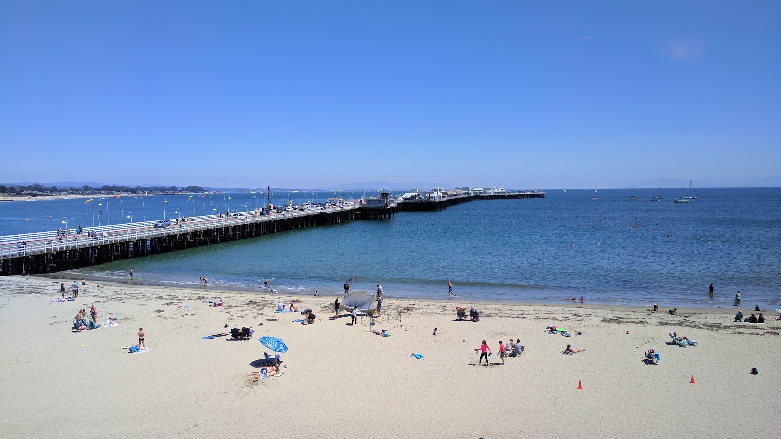 Cowell Beach的照片 带有碧绿色水表面