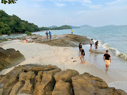 Photo de Tanjung Asam Beach entouré de montagnes