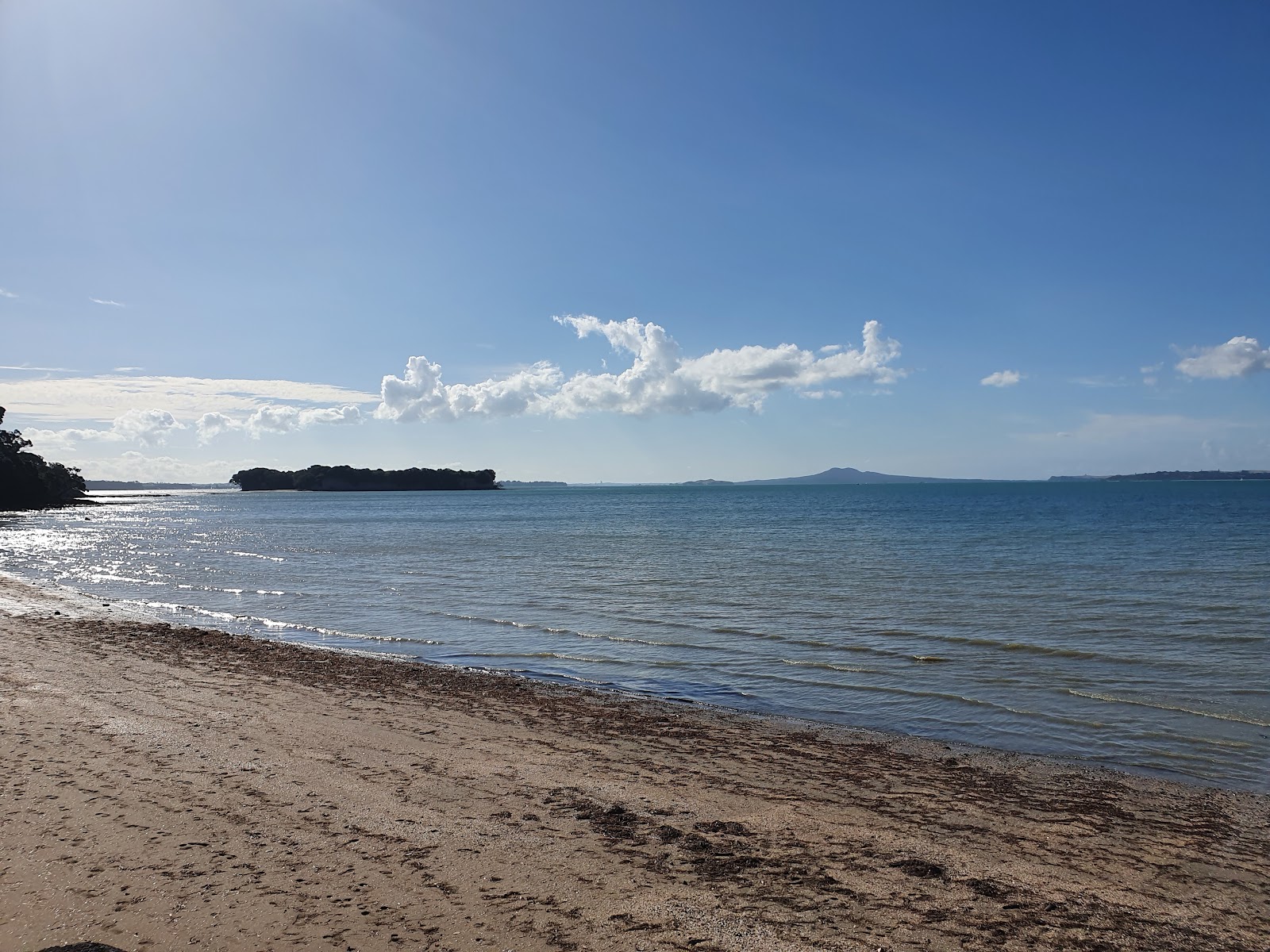 Sunkist Bay Beach的照片 带有碧绿色水表面