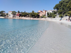 Foto von Renecros Strand und die siedlung