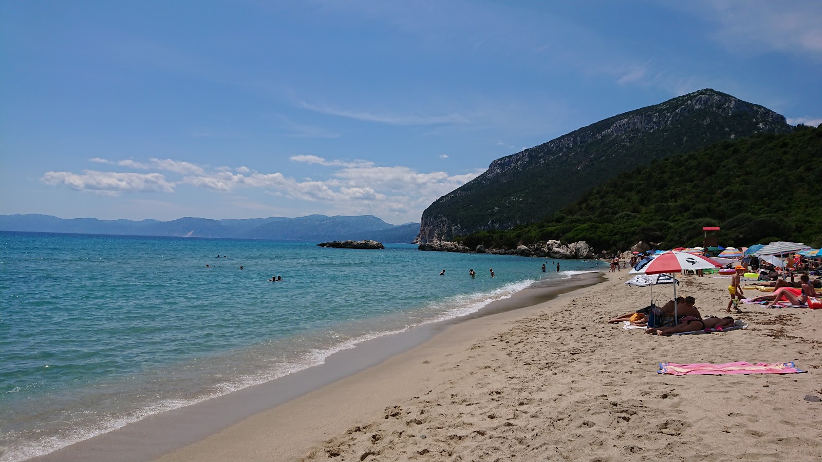 Zdjęcie Spiaggia di Cartoe poparte klifami