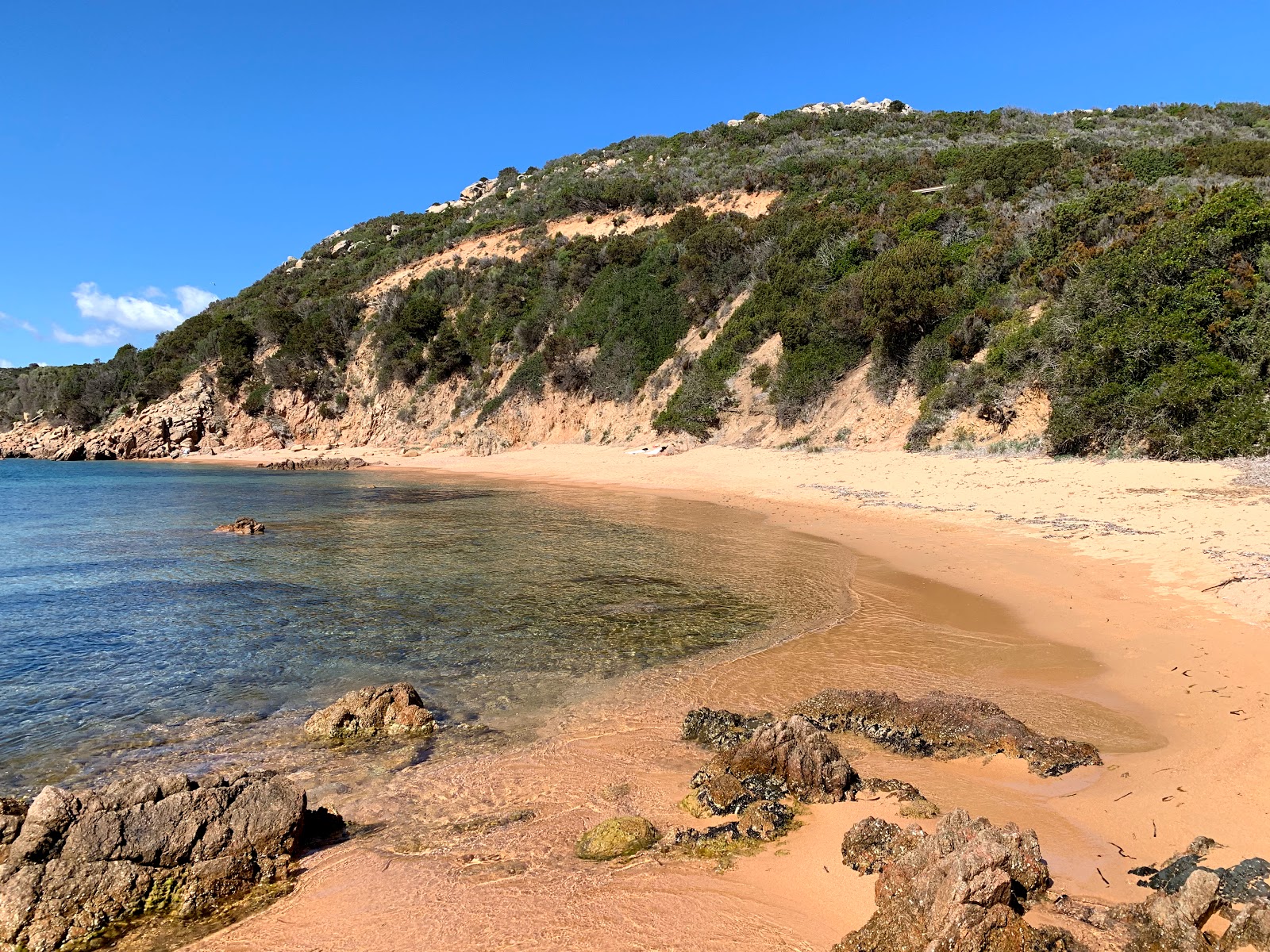 Photo de Costone beach avec sable lumineux de surface