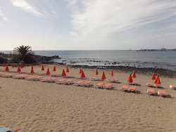 Foto von Playa De Los Tarajales und die siedlung