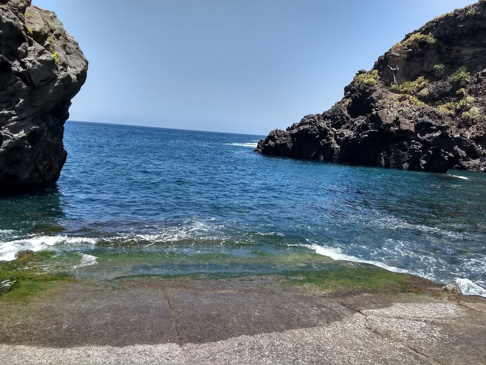 Playa de Los Barqueros'in fotoğrafı - rahatlamayı sevenler arasında popüler bir yer