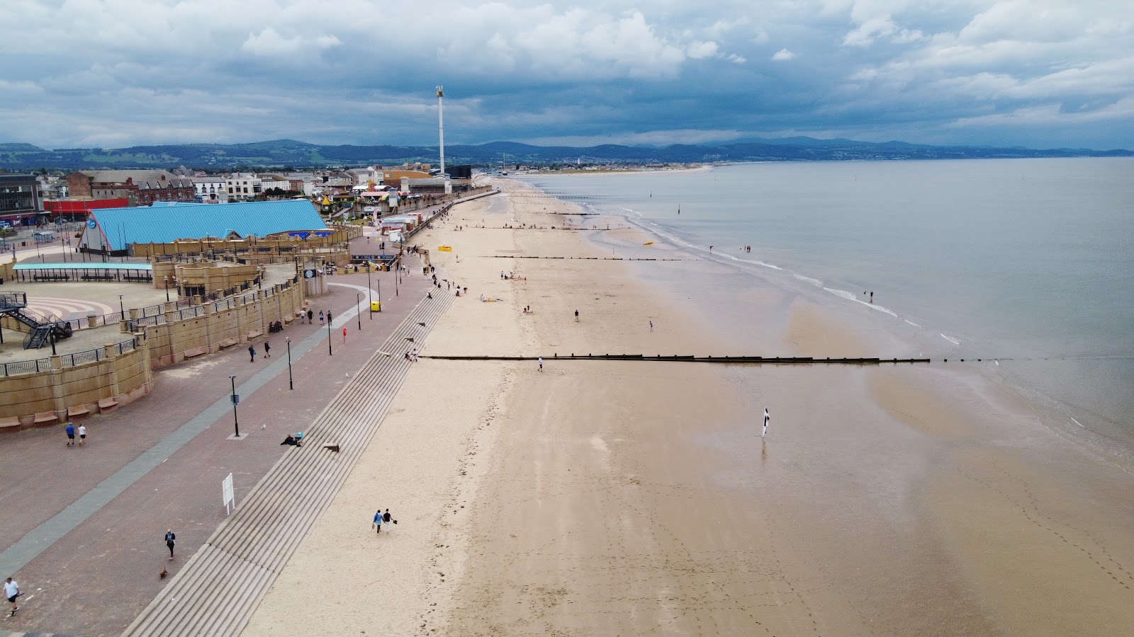 Rhyl Plajı'in fotoğrafı parlak kum yüzey ile