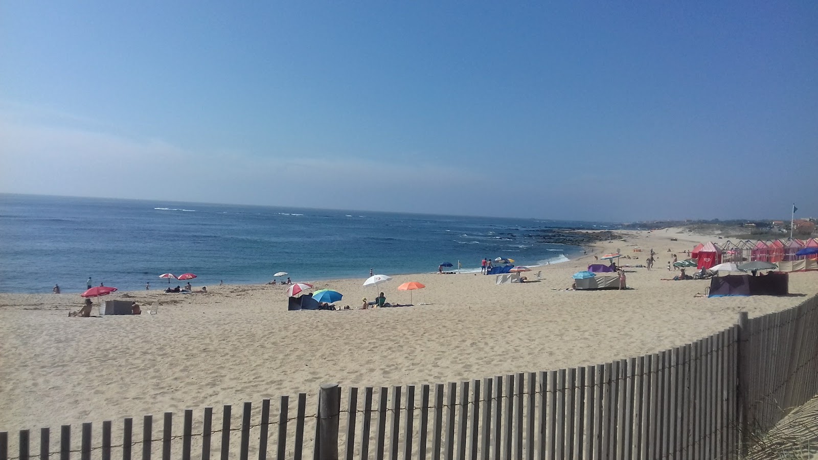 Foto van Praia de Angeiras Norte met ruim strand