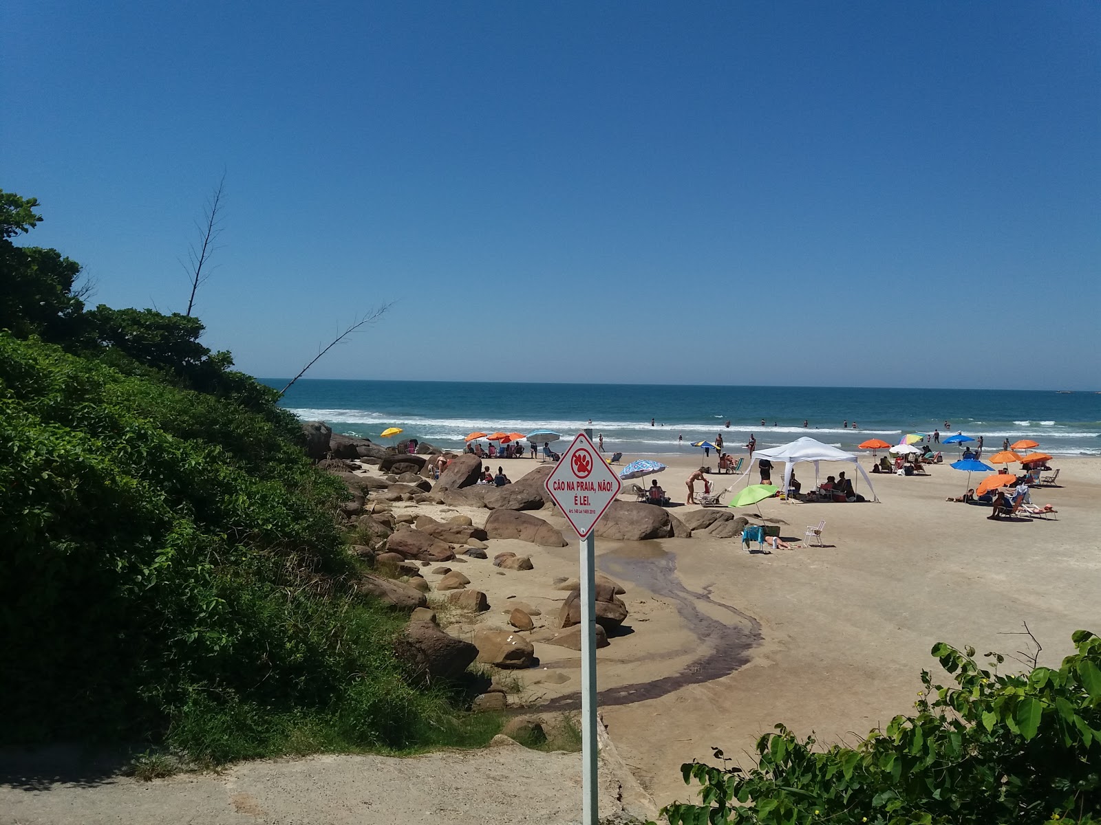Praia do Siriu'in fotoğrafı uçurumlarla desteklenmiş
