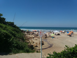 Praia do Siriu'in fotoğrafı uçurumlarla desteklenmiş