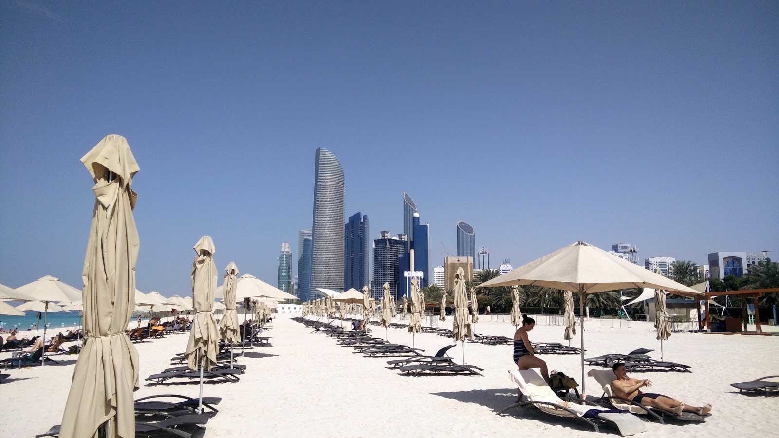 Foto av Abu Dhabi beach med hög nivå av renlighet