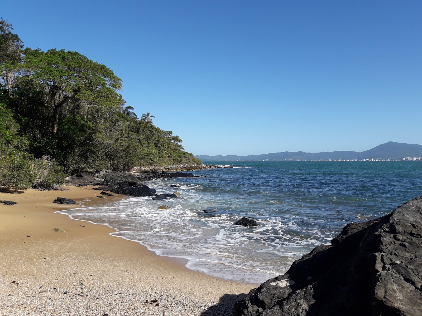 Foto de Praia do Cabeço (Costão) com terreno rochoso superfície