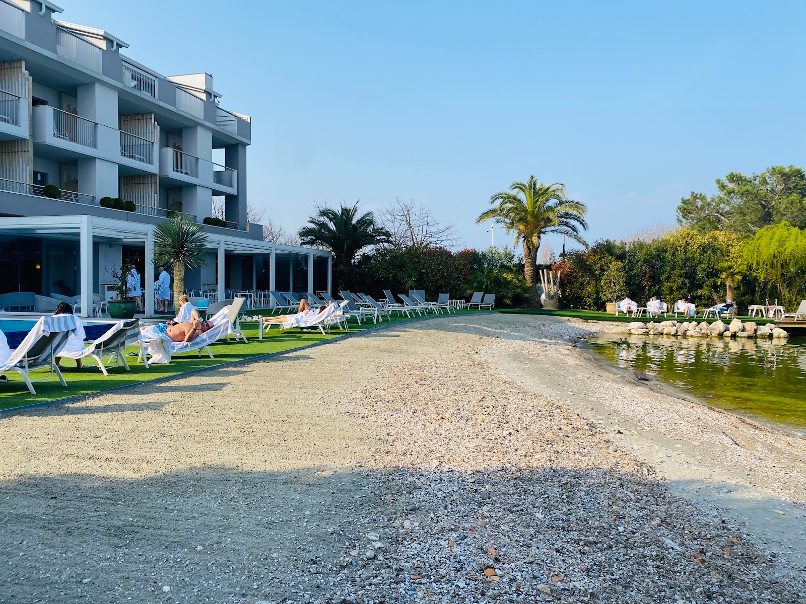 Valokuva Spiaggia di Ocelle Sirmioneista. pinnalla sininen puhdas vesi:n kanssa