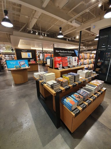 Book Store «Amazon Books», reviews and photos, 3441 N Southport Ave, Chicago, IL 60657, USA