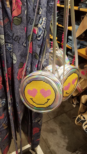 Shopping Mall «CambridgeSide», reviews and photos, 100 Cambridgeside Pl, Cambridge, MA 02141, USA