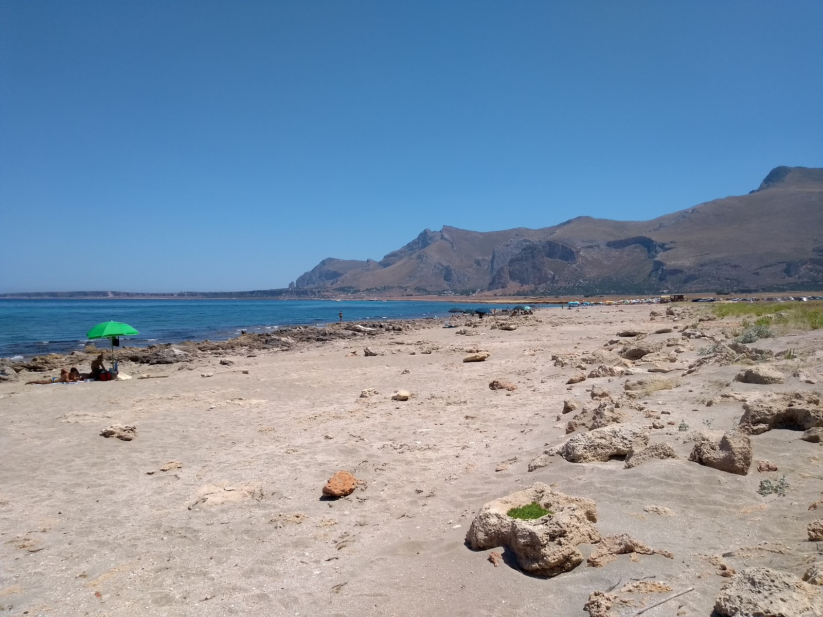 Fotografie cu Acqua Azzurra beach înconjurat de munți