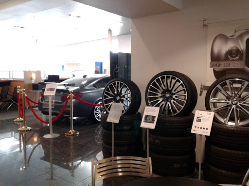 BMW Dealer «Chapman BMW On Camelback», reviews and photos, 830 E Camelback Rd, Phoenix, AZ 85014, USA