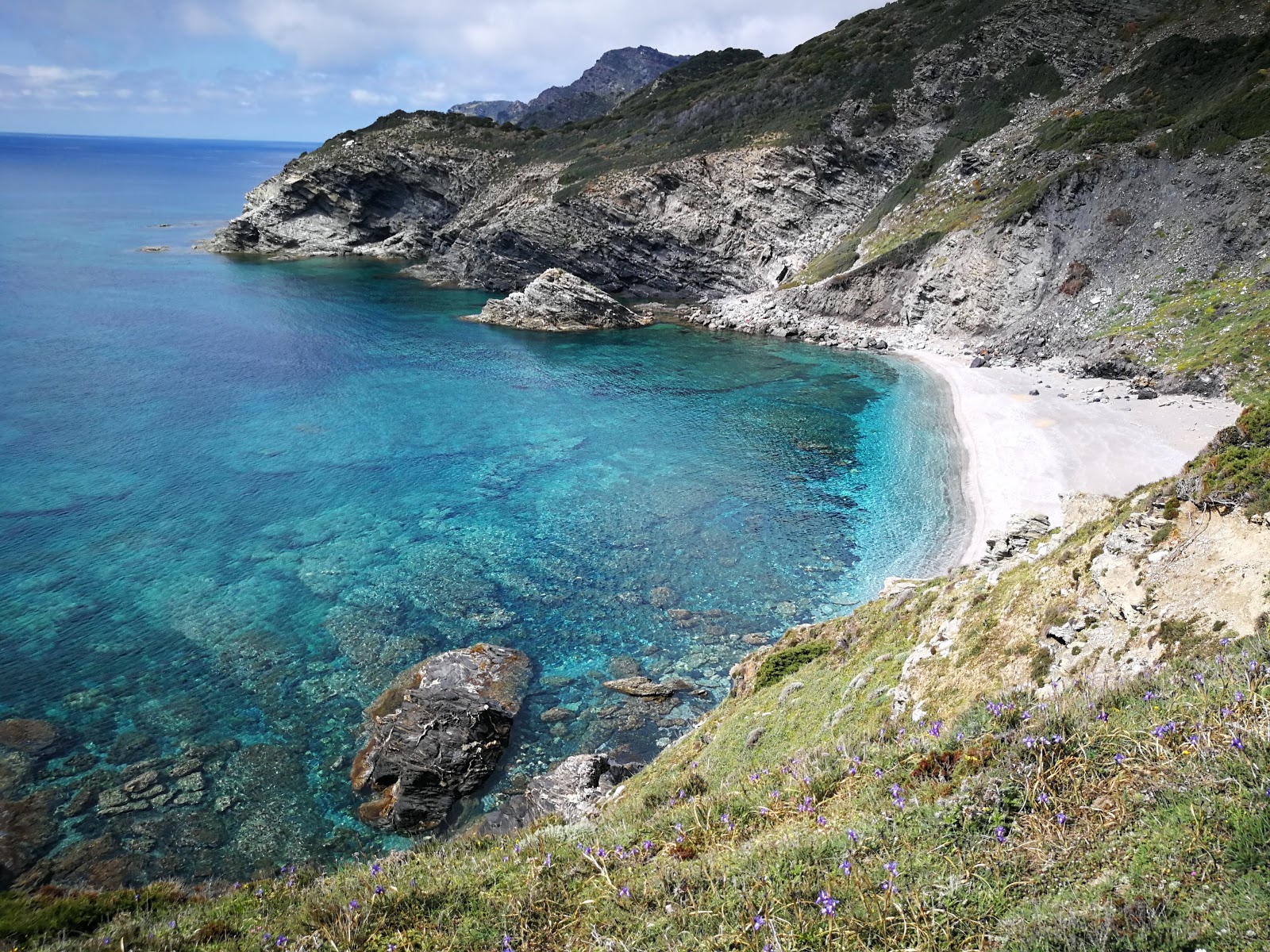 Foto von Spiaggia La Frana mit kleine, graue kiesel Oberfläche