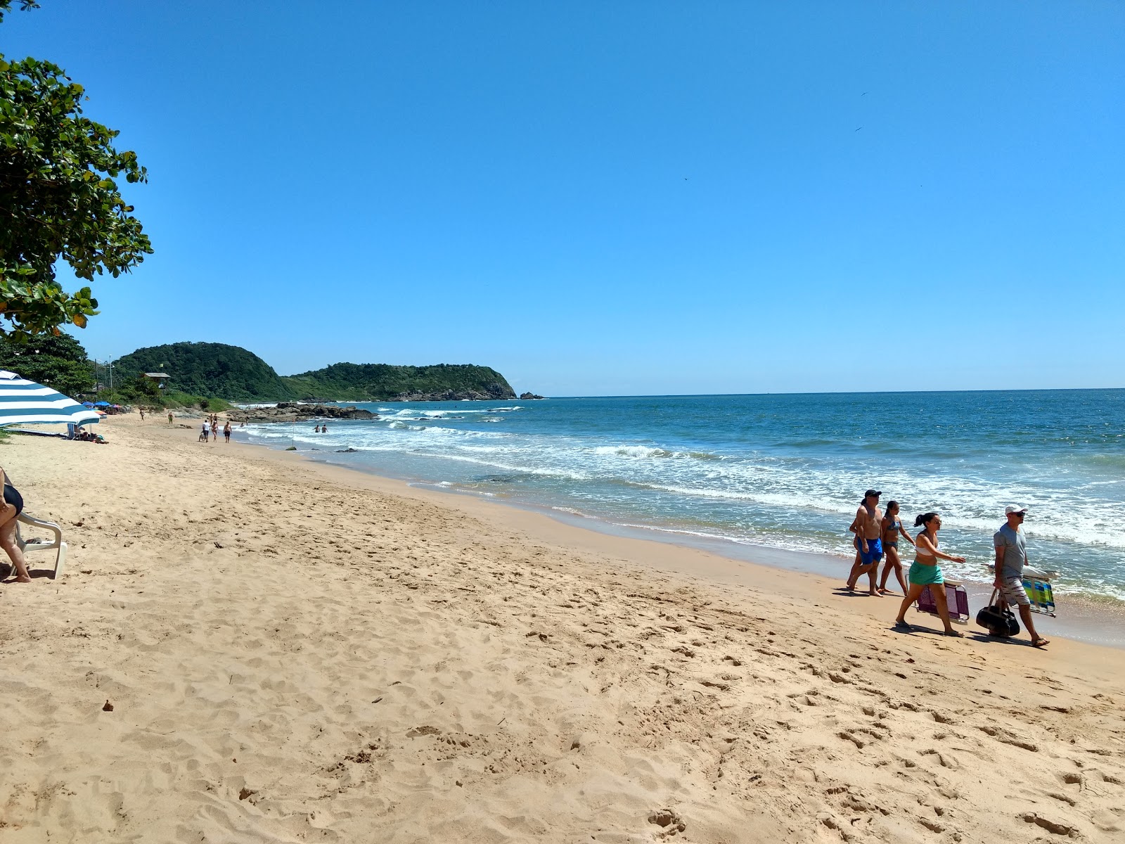 Foto von Praia do Poá mit geräumige küstenlinie