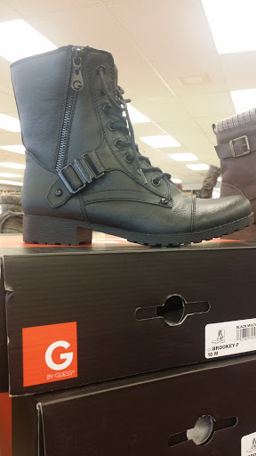 Shoe Store «Famous Footwear», reviews and photos, 3333 S 27th St, Milwaukee, WI 53215, USA