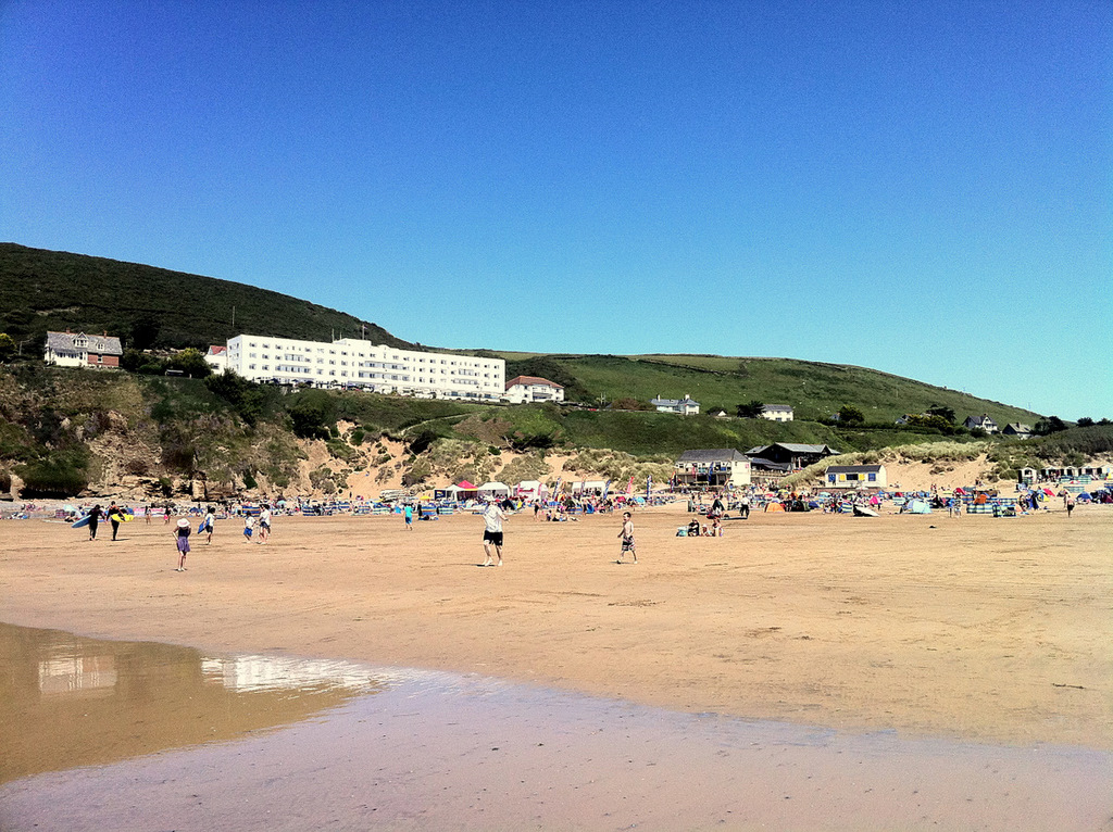 Photo de Saunton Sands avec l'eau cristalline de surface