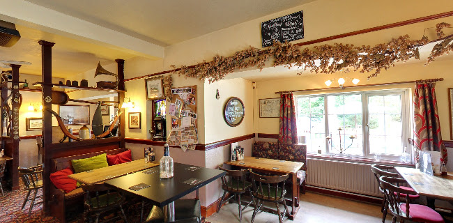 Comments and reviews of The Plough Horsell