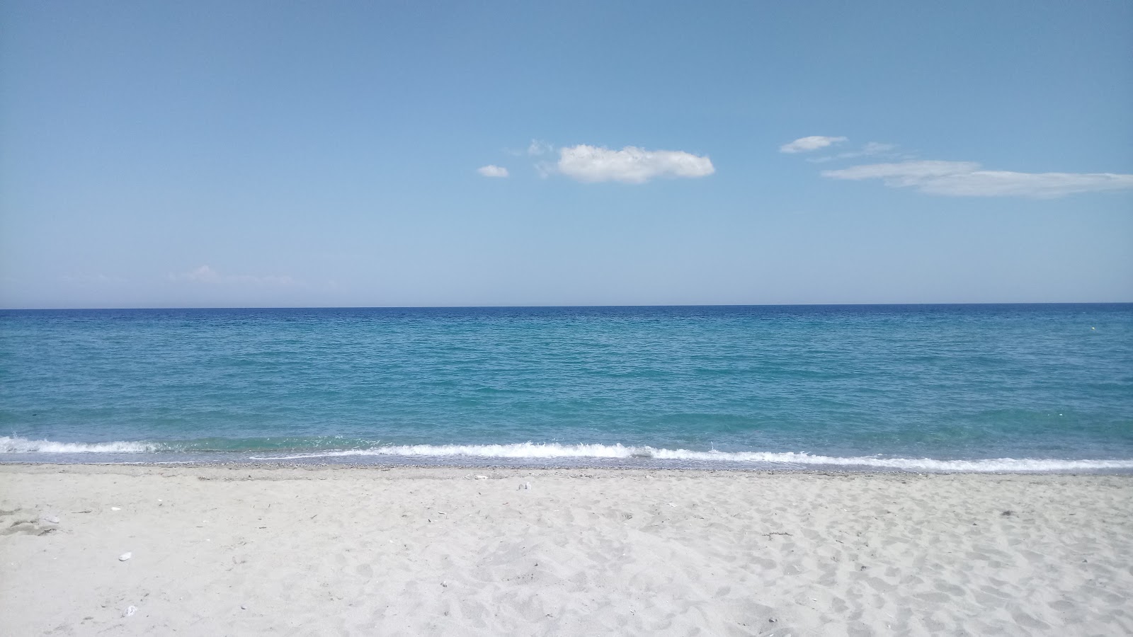 Foto de Skotina beach - lugar popular entre os apreciadores de relaxamento