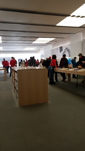 Computer Store «Apple Suburban Square», reviews and photos, 61 Saint James Pl, Ardmore, PA 19003, USA