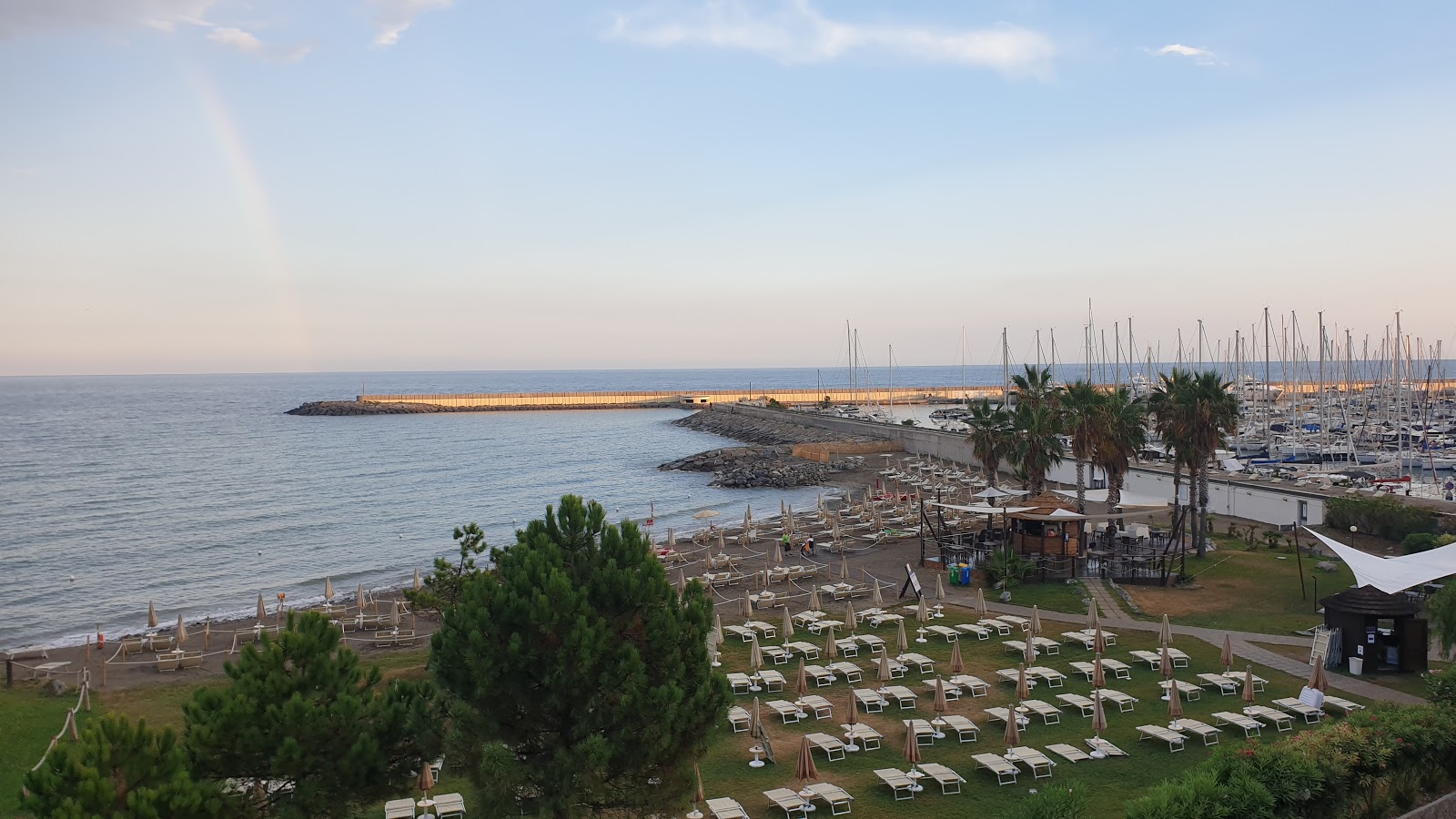 Foto de Marina Aregai beach con parcialmente limpio nivel de limpieza