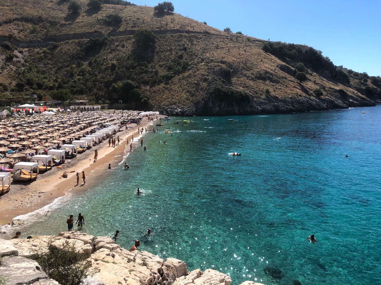 Photo de Llaman Beach avec l'eau cristalline de surface