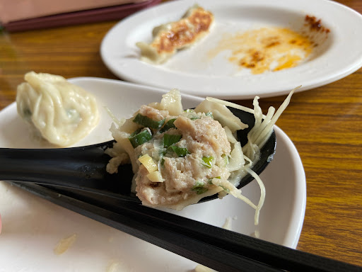 鮮豐陳記/小籠湯包/煎餃/蘿蔔糕加蛋/蔥油餅加蛋/鐵板麵/貢丸湯 的照片