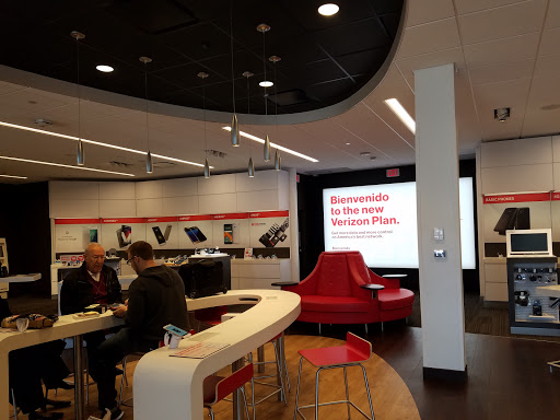 Cell Phone Store «Verizon», reviews and photos, 6250 Topanga Canyon Blvd #1540, Woodland Hills, CA 91367, USA