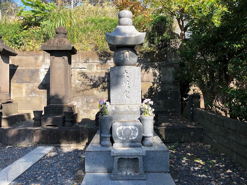 沼田藩主土岐家の墓