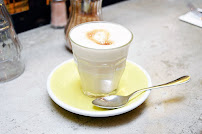 Cappuccino du Restaurant servant le petit-déjeuner Holybelly à Paris - n°6