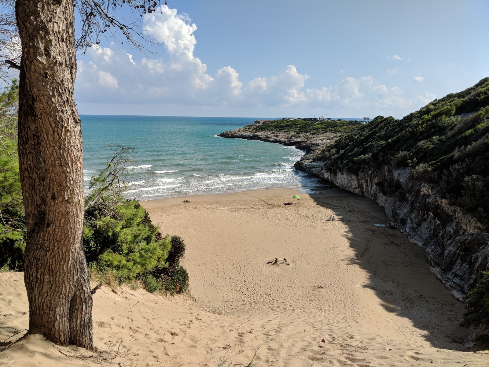 Fotografija Spiaggia Stretta z fino rjavi pesek površino