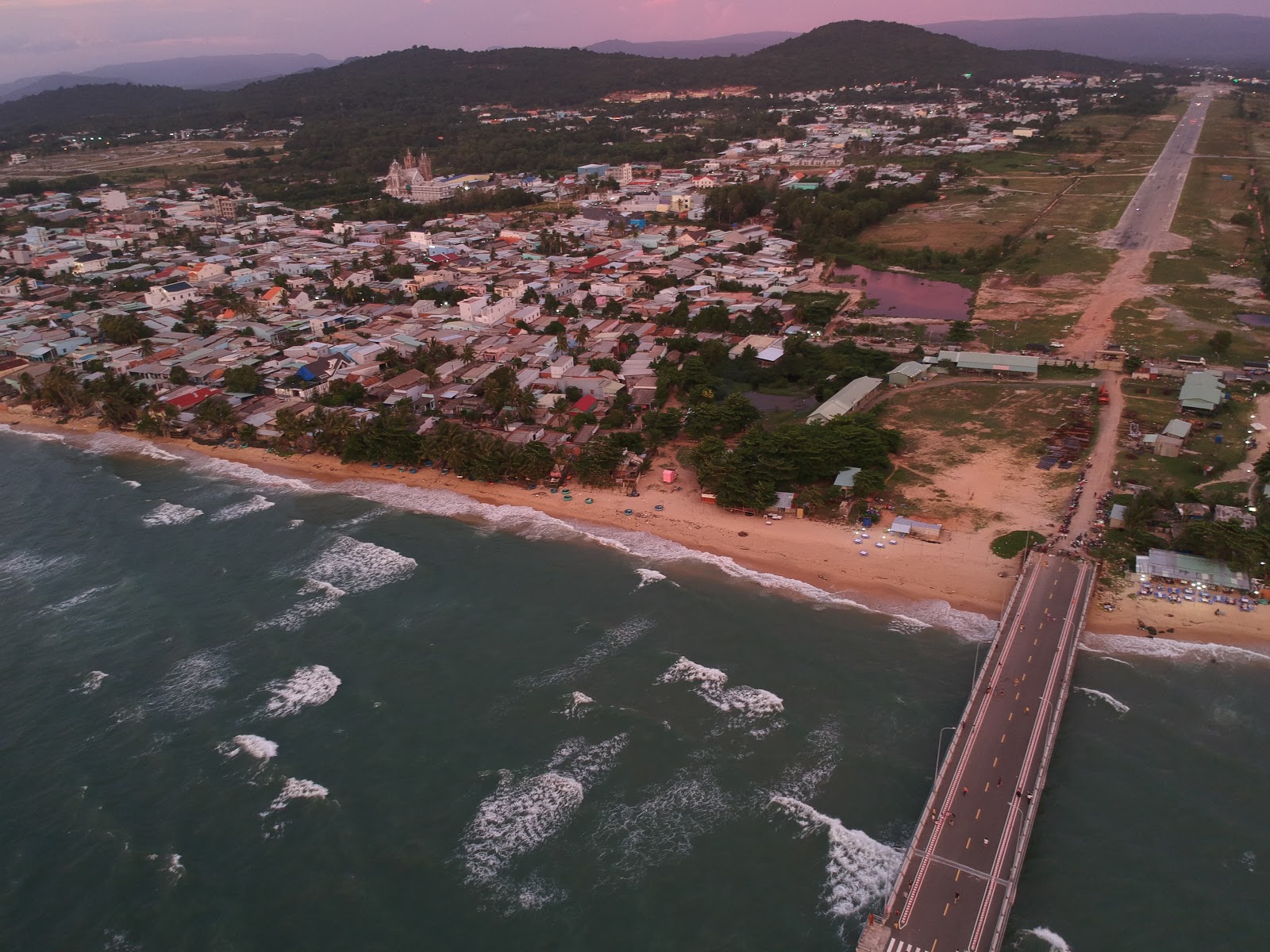 Foto di Duong Dong beach - luogo popolare tra gli intenditori del relax