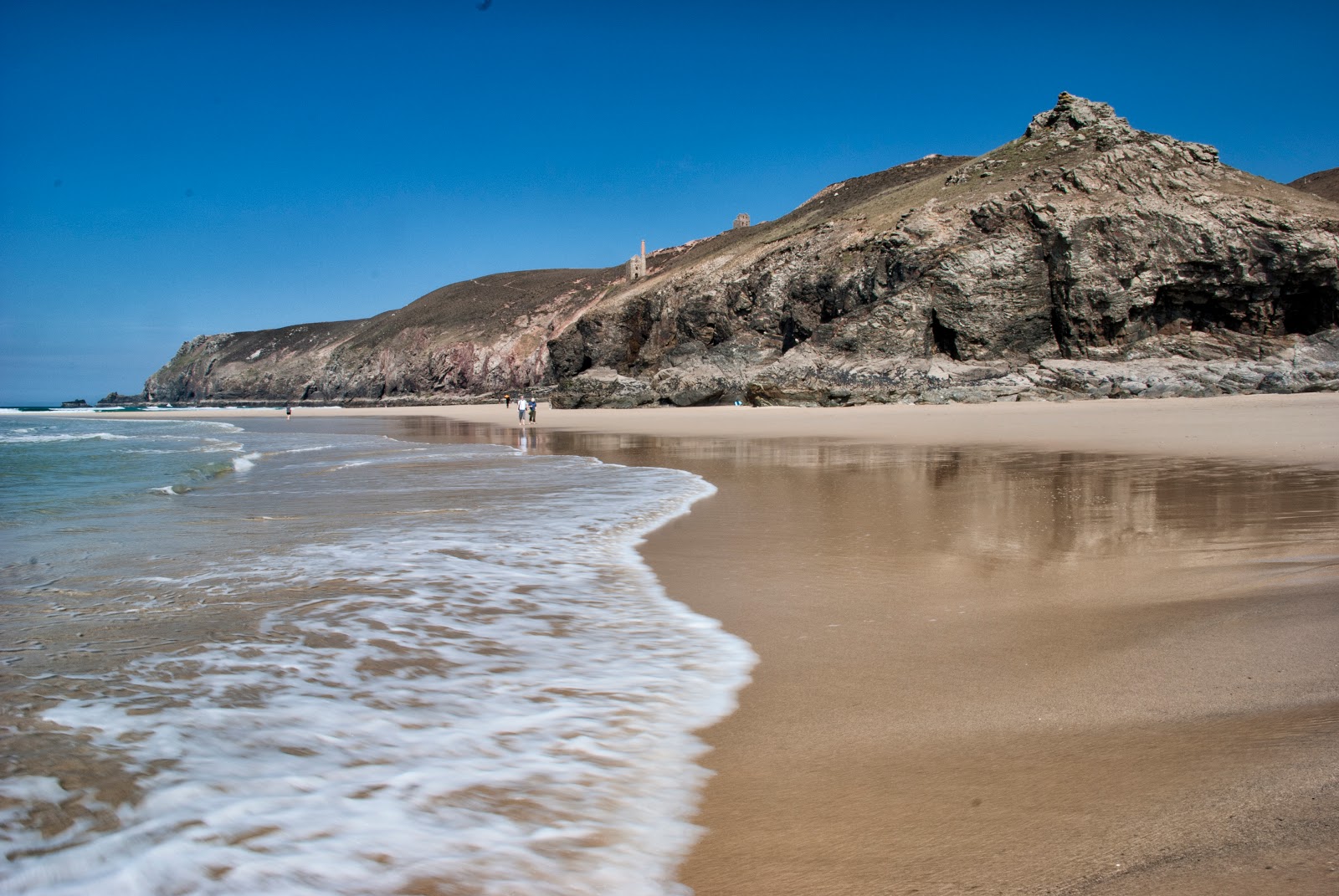 Foto van Chapel Porth beach met helder zand & rotsen oppervlakte