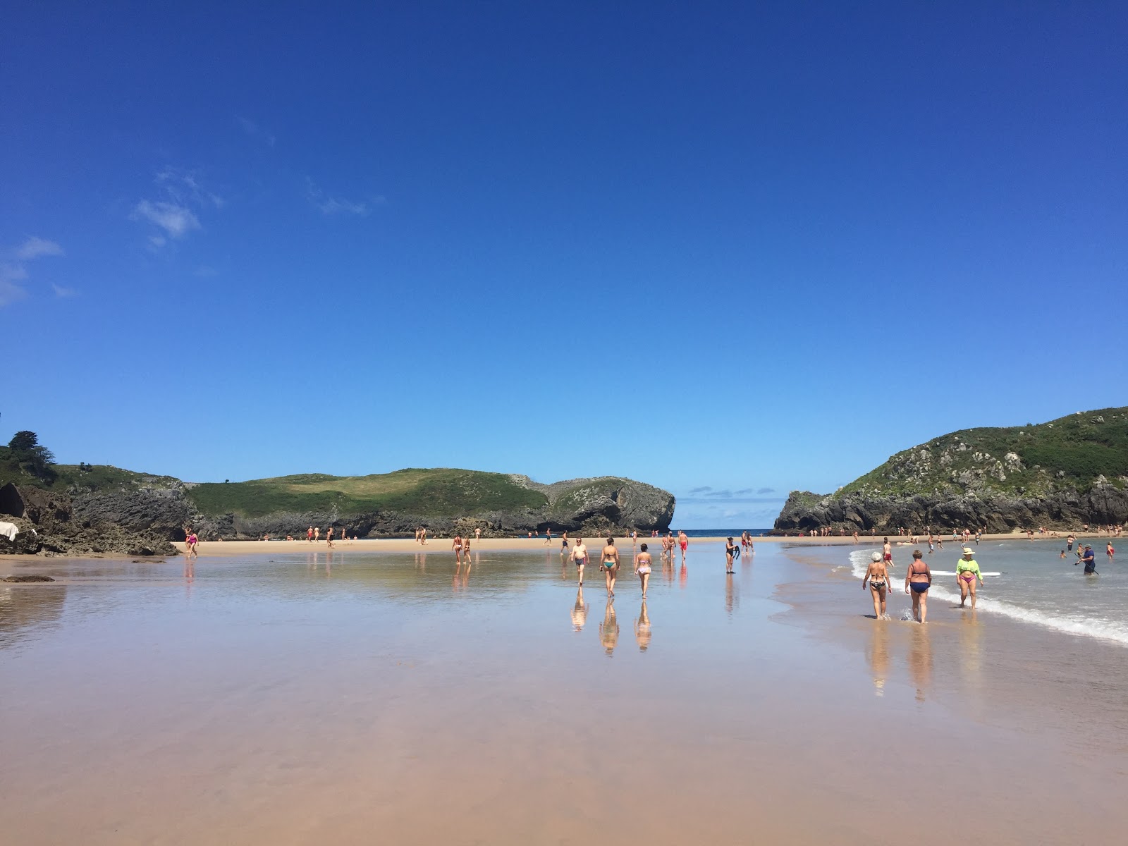 Foto av Playa de Borizo med blå rent vatten yta