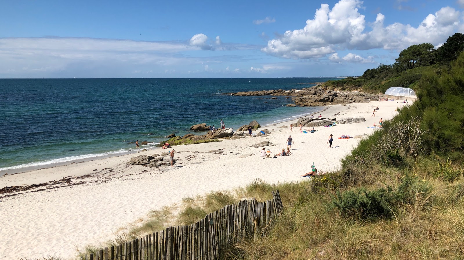 Plage de Beg Meil的照片 带有蓝色纯水表面