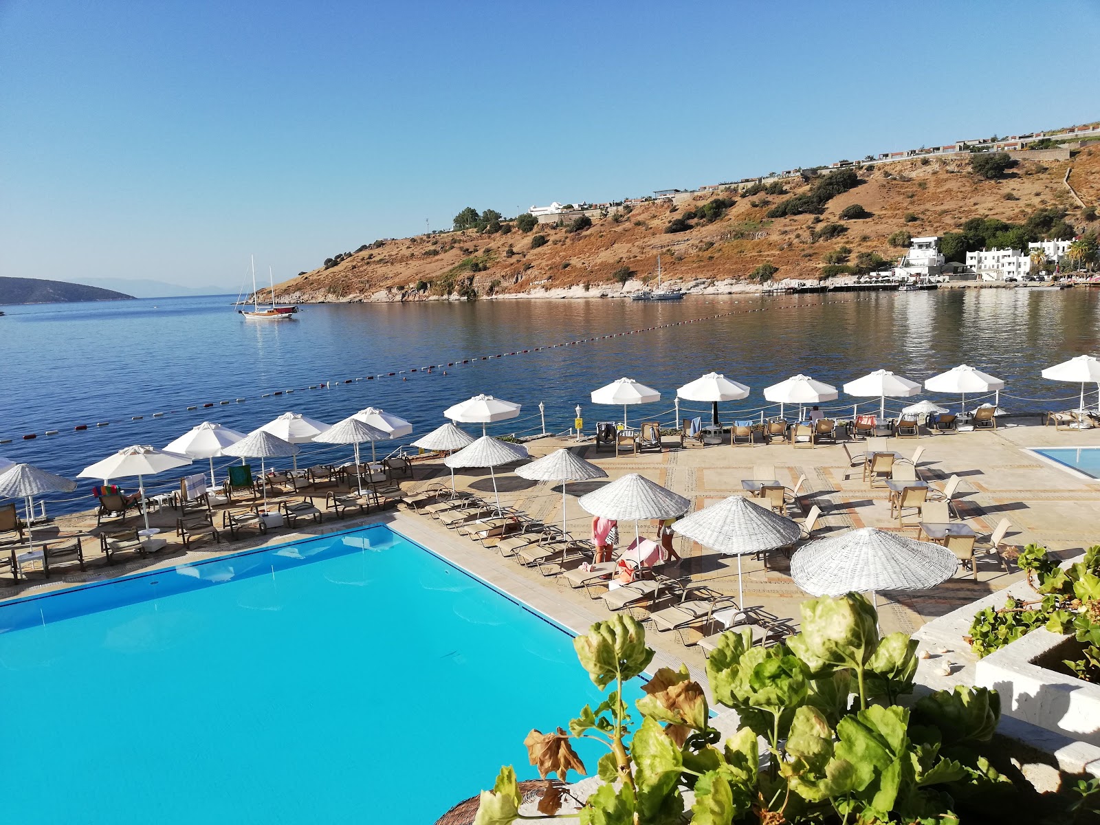 Bi Beach Club'in fotoğrafı geniş bir kıyı şeridi ile birlikte