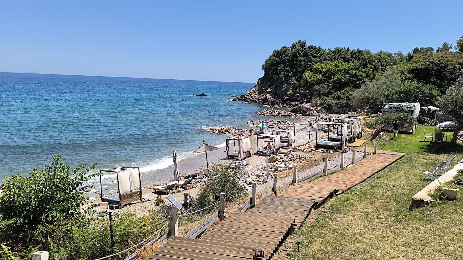 Foto de Kalivi Beach con guijarros grises superficie