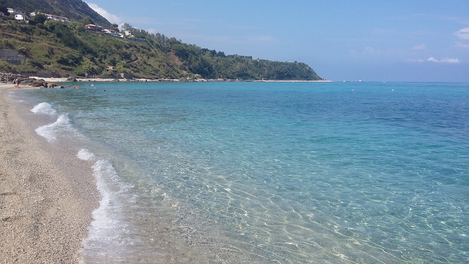 Photo de Parghelia beach avec plusieurs moyennes baies