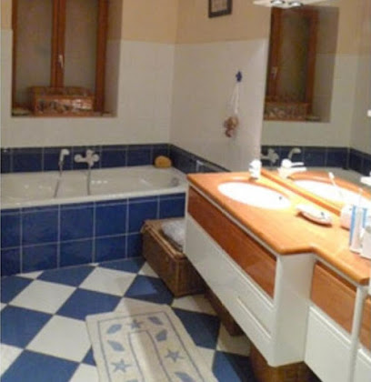 Photos du propriétaire Lodge Cosy Maisonnette Lascaux : Location maison de vacances pour 4 à 5 personnes, avec 2 chambres, jardin, terrasse, (dépose bagages, parking à 200m et gratuit à 500m) à Montignac-Lascaux en Dordogne, Nouvelle-Aquitaine 24290 Montignac-Lascaux