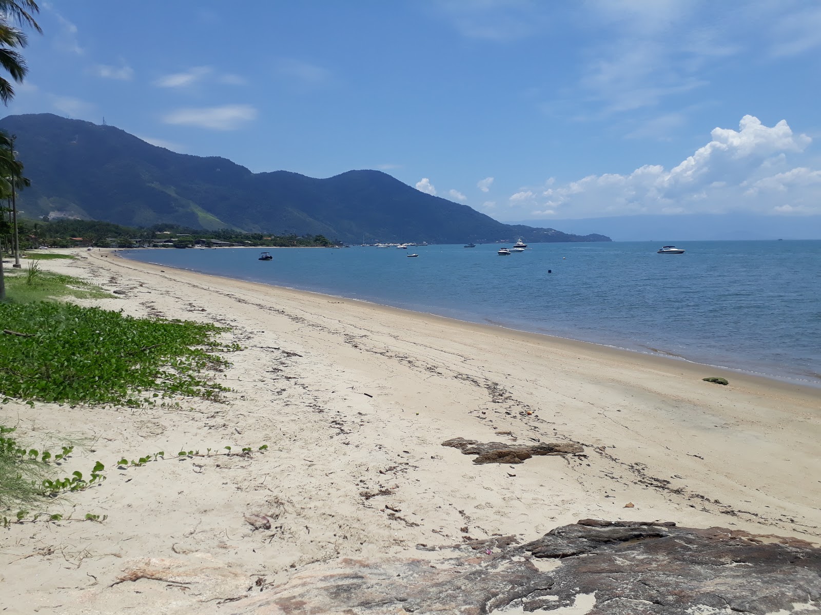 Foto de Praia  Pontal da Cruz com praia espaçosa