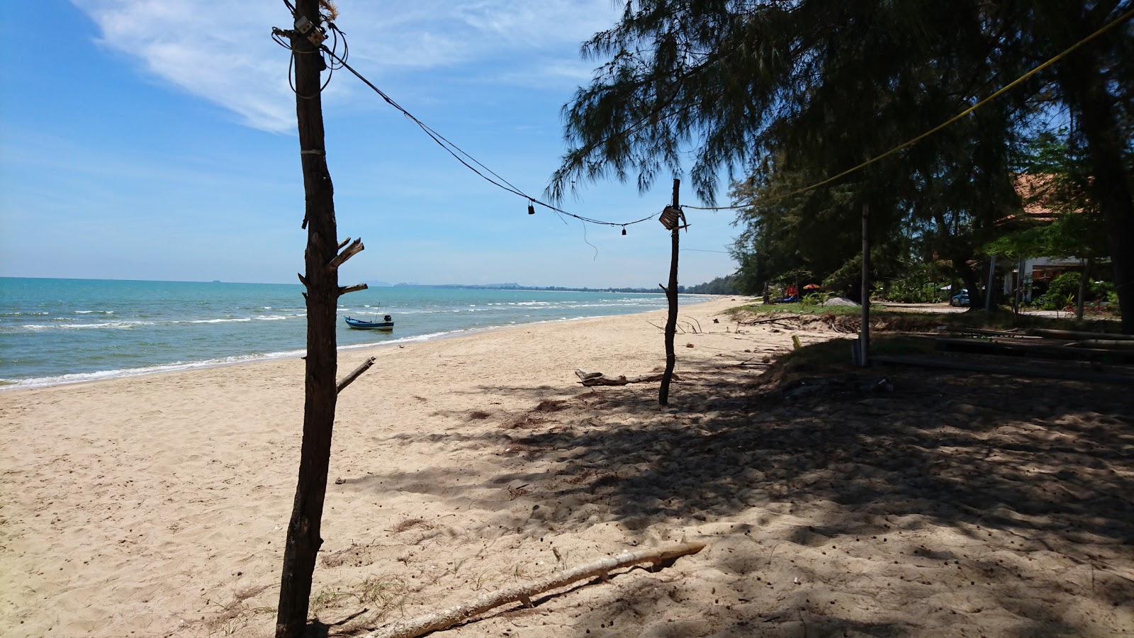 Valokuva Suan Luang Beachista. sisältäen pitkä suora