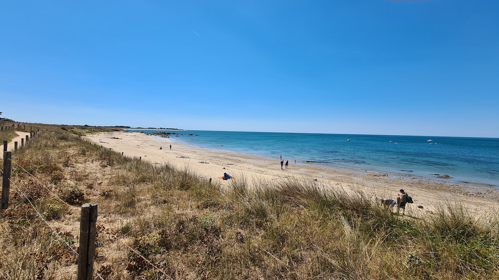 Foto di Plage des Lutins con una superficie del sabbia beige