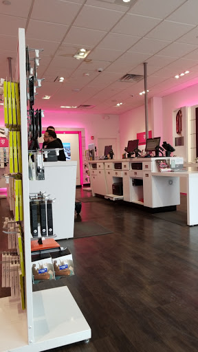 Cell Phone Store «T-Mobile», reviews and photos, 173 Border St, East Boston, MA 02128, USA