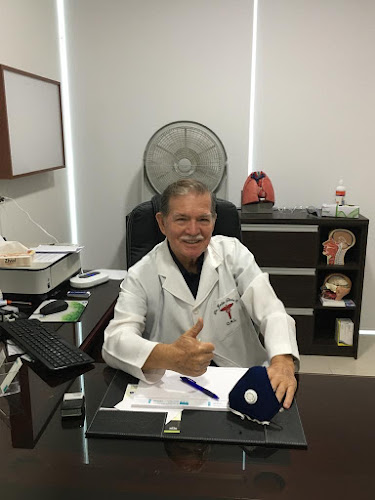 Opiniones de Otorrinolaringologo Dr. Julio Flores Palomino en Manta - Médico