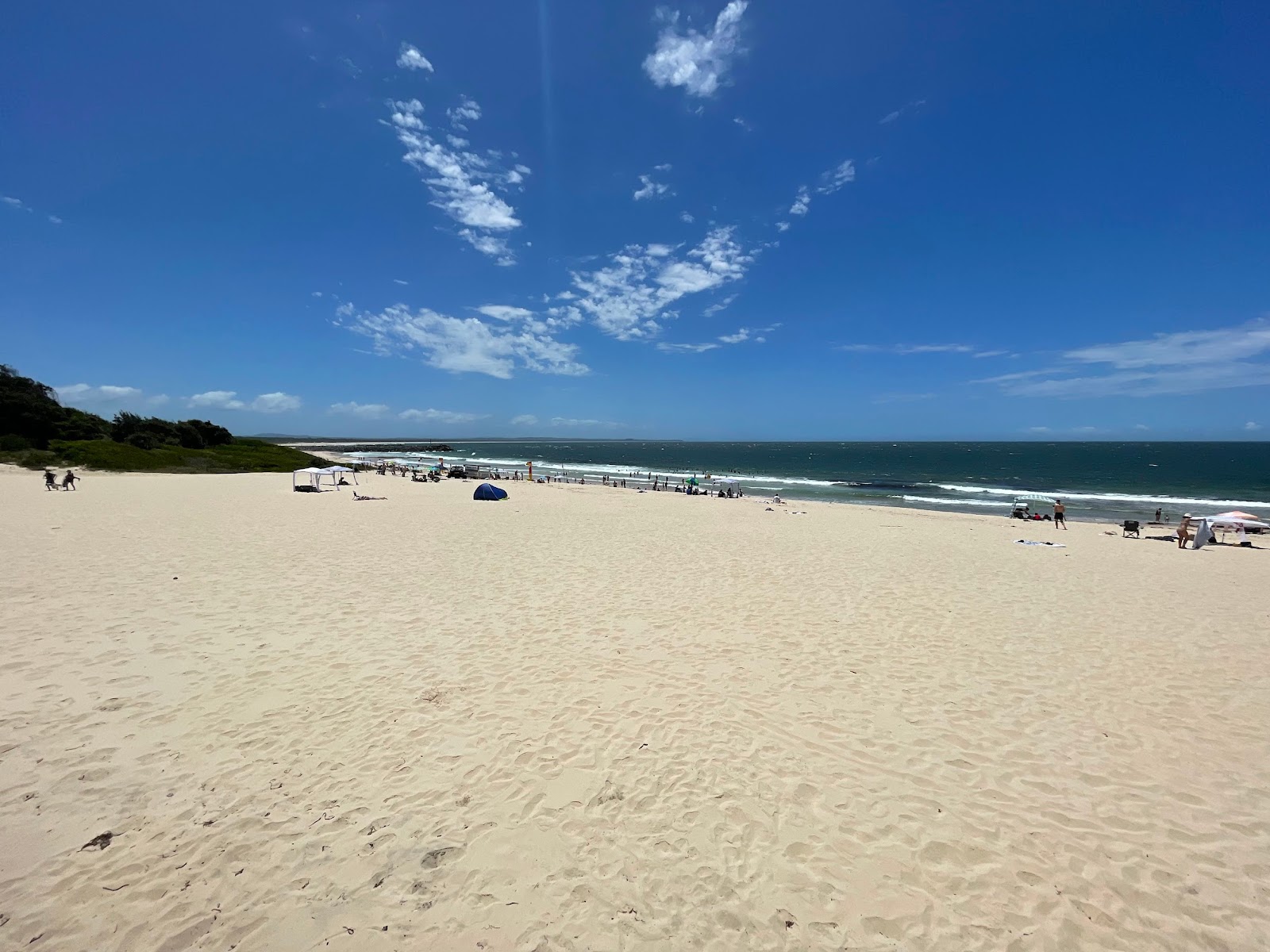 Foto de Forster Beach con brillante arena fina superficie