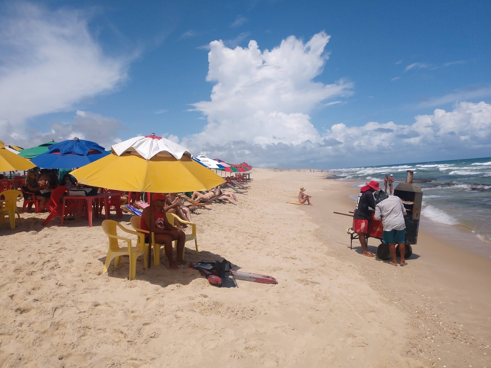 Praia de Aguas Belas'in fotoğrafı parlak kum yüzey ile